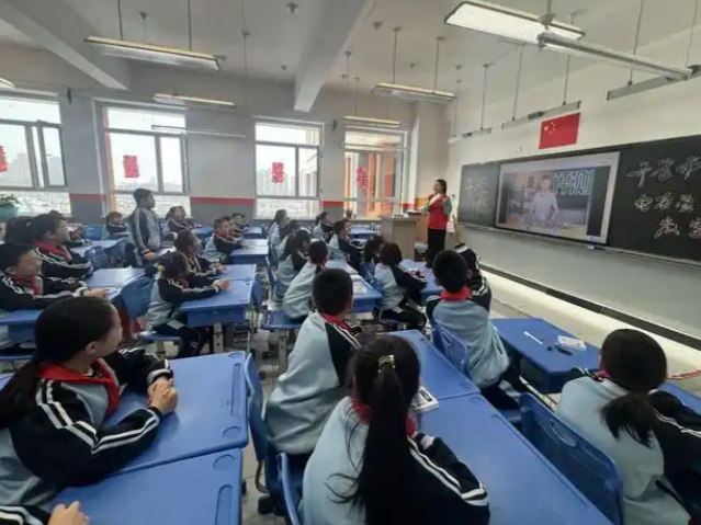 在奔跑和跃动中让每一个课间都成为积储生长能量的加油站 在奔跑和跃动中让每一个课间都成为积储生长能量的加油站